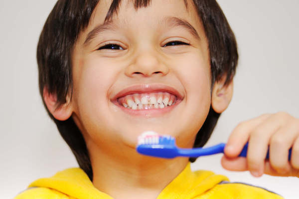 איך מצחצחים לילדים את השיניים בצורה נכונה?
